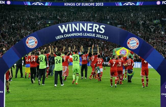 Fußball, FC Bayern München, Champions League Sieger 2013 Fussball, UEFA-Champions-League Saison 2012 2013, Herren, Finale im Londoner Wembley Stadion: Bor. Dortmund, BVB (gelb) - FC Bayern München, München, FCB (rot) 1:2; Winners, Jubel FC Bayern zu den Fans. Jubel, Freude, Aktion, Sieger.