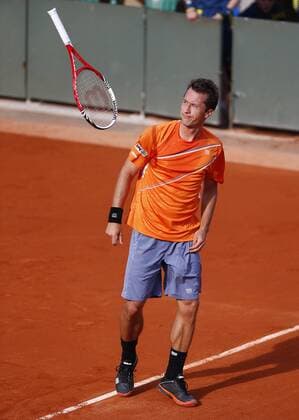 French Open 2013, Roland Garros,Paris,ITF Grand Slam Tennis Tournament, Philipp Kohlschreiber (GER) wirft veraergert seinen Schlaeger,Aerger,Frust, Wut,Emotion,Einzelbild,Ganzkoerper,Hochformat,von oben,