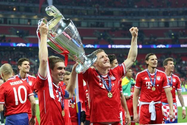 Fußball, FC Bayern München, Champions League Sieger 2013 Philipp Lahm (FC Bayern), links, Bastian Schweinsteiger (FC Bayern), jubeln mit dem Pokal BVB Borussia Dortmund vs FC Bayern München UEFA Champions League 2012 2013, Finale, Fussball, men, Männer, soccer London, 25.5.2013