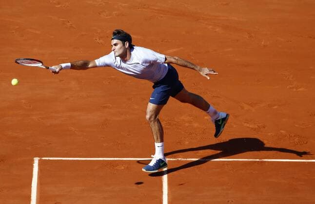 French Open 2013, Roland Garros,Paris,ITF Grand Slam Tennis Tournament,Roger Federer (SUI), Aktion,Einzelbild,Ganzkörper, Querformat,von oben,