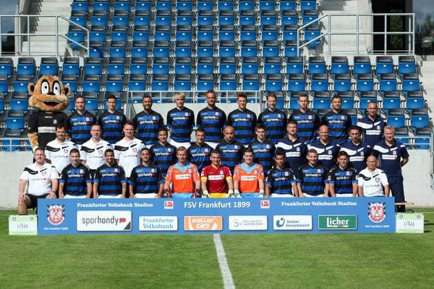 Fußball, 2. Liga, Saison 2013 2014, Mannschaftsfoto FSV Frankfurt. Hintere Reihe von links: Maskottchen Franky, Markus Ziereis, Odise Roshi, Joan Oumari, Tim Heubach, Björn Schlicke, Marcel Kaffenberger, Marc Heitmeier, Manuel Konrad, Edmond Kapllani, Teammanager Mikayil Kabaca; Mittlere Reihe von links: Vereinsarzt Dr. Thomas Heddäus, Vereinsarzt Dr. Wolfgang Raussen, Physiotherapeut Thomas Stubner, Chhunly Pagenburg, Denis Epstein, Zafer Yelen, Marcel Kandziora, Torwart-Trainer Norbert Lorz, Athletik-Trainer Bastian Kliem, Co-Trainer Sven Kmetsch, Cheftrainer Benno Möhlmann; Vordere Reihe von links: Physiotherapeut Christian Bieser, Mathew Leckie, Nils Teixeira, Emre Nefiz, Sören Pirson, Patric Klandt, Jannis Pellowski, Ahmed Azaouagh, Alexander Huber, Michael Görlitz, Zeugwart Mohamed Azaouagh.