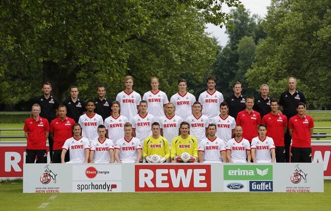 Köln, Deutschland, 2. Fußball-Bundesliga -1.FC Köln Mannschaftsvorstellung Saison 2013 2014 am 24.06.2013 auf dem Trainingsgelände am Geißbockheim in Köln Hintere Reihe,von links : Leiter Physiotherapie Klaus Maierstein, Physiotherapeut Michael Schumacher,Physiotherapeut Julian Holz, Kacper Przybylko, Kevin Mc Kenna, Kevin Wimmer, Roman Golobart, Teambetreuer Max Vollmann,Zeugwart Frank Almstedt, Zeugwart Kresimir Ban Mittlere Reihe, von links : Chef-Trainer Peter Stöger,Assistenz-Trainer Manfred Schmid,Bruno Nascimento,Maximilian Thiel,Thomas Bröker,Marcel Risse,Jonas Hector,Mato Jajalo,Torwart-Trainer Alexander Bade,Athletik-Trainer Yann-Benjamin Kugel,Reha-Trainer Marcel Abanoz Vordere Reihe,von links : Matthias Lehmann,Adam Matuschyk,Yannick Gerhardt,Marcel Schuhen,Thomas Kessler,Dominic Maroh, Miso Brecko,Fabian Schnellhardt