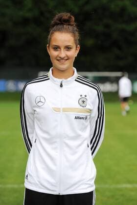 24.06.2013 --- 3.EM-Vorbereitungslehrgang Frauen- Nationalmannschaft, Muenchen, Training Sara DAEBRITZ (DFB Frauen) Einzelbild, angeschnitten, angeschnittenes einzelmotiv, halbfigur, halbe Figur, hochformat, vertikal, Aktion,