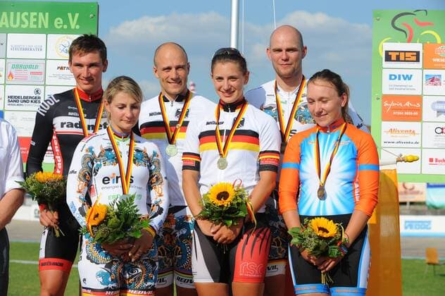 Deutsche Bahnrad-Meisterschaft 2013,10.-14.07.2013,Oberhausen-Rheinhausen 1000 m Zeitfahren Elite Männer, Hinten Mitte: 1.Deutscher Meister, 1000 m Zeitfahren Elite Männer, Maximilian Levy,Team Erdgas 2012, Links : 2.Deutscher Meister Lucas Liss, rad-net ROSE Team, Rechts: 3..Deutscher Meister, Sascha Hübner,Team Erdgas 2012, Vordere Reihe: Mitte: 1.Deutscher Meisterin, 500 m Zeitfahren Elite Frauen, Miriam Welte , RSC Kaiserslautern Links : 2.Deutsche Meisterin Kristina Vogel, Team Erdgas 2012, Rechts: 3..Deutscher Meisterin, Janine Bubner,RK Endspurt 09 Cottbus, - ksp