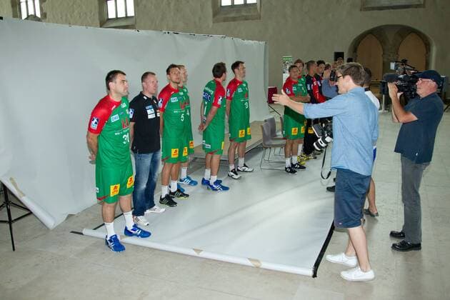 Bartosz Jurecki,Trainer Frank Carstens,Andreas Rojewski,Stefan Kneer,Kjell Landsberg,Jure Natek (v.li.,SC Magdeburg) stellen sich den Fotografen - Fototermin SC Magdeburg 1. Handball Bundesliga Saison 2013-14 in der Johanniskirche in Magdeburg - Deutschland,Mann,Männer,Handball,12.07.2013