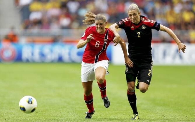 28.07.2013, Inside Friends Arena, Solna, SWE, UEFA Damen Euro, Deutschland vs Norwegen, Finale, im Bild, Norway 6 Maren Mjelde and Germnay 2 Bianca Schmidt , during UEFA Womens Euro Final Match between Germany and Norway at the Inside Friends Arena, Solna, Sweden on 2013 07 28. out of SWE EP_skyc EP_skyc