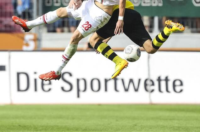 Symbolbild, Illustration, Zweikampf , Aktion um den Ball gegen , Sportwetten, Wetten, Spiel, Glücksspiel, Zweikampf Symbol Fussballerbeine, Waden, Stutzen, Fussballschuhe, Aktion, FC AUGSBURG - BORUSSIA DORTMUND (0 -4 ) Fussball 1. Bundesliga , München, am 10.08.2013 01.Spieltag, Saison 2013 2014, Saison1314, Liga01, 1.Liga, 1.Bundesliga, FCA, BVB