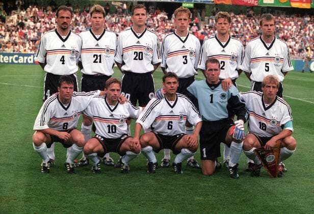 Mannschaftsfoto Deutschland, hi.v.li.: Jürgen Kohler, Michael Tarnat, Oliver Bierhoff, Jörg Heinrich, Christian Wörns, Thomas Helmer, vorn: Lothar Matthäus, Thomas Häßler, Olaf Thon, Torwart Andreas Köpke, Jürgen Klinsmann