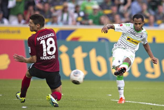 Mönchengladbach, 17.08.2013, Borussia Park Raffael (BMG), Sebastien Pocognoli (96) VfL Borussia Mönchengladbach - Hannover 96