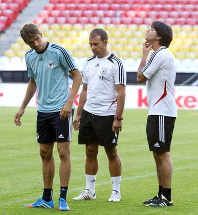 FUSSBALL - FIFA WM 2014 Quali, GER vs AUT, Vorberichte, Training MUENCHEN,DEUTSCHLAND,05.SEP.13 - FUSSBALL - FIFA Weltmeisterschaft 2014, Qualifikation, OEFB Länderspiel, Deutschland vs Österreich, Vorberichte, Abschlusstraining Nationalmannschaft GER. Bild zeigt Thomas Mueller, Co-Trainer Hans-Dieter Flick und Teamchef Joachim Löw (GER).