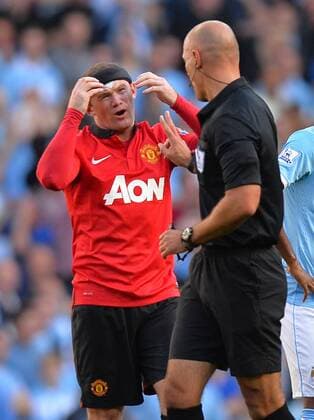 Wayne Rooney of Manchester United complains to referee Howard Webb - Barclays Premier League - Manchester City vs Manchester Utd - Etihad Stadium - Manchester - 22 09 13 - Picture Simon Bellis Sportimage EDITORIAL USE ONLY. No use with unauthorised audio, video, data, fixture lists, club league logos or live services. Online in-match use limited to 120 images, no video emulation. No use in betting, games or single club league player publications.