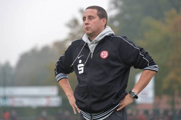 05.10.2013, Fussball, Regionalliga West, Saison 2013 2014, 12. Spieltag, Stadion an der Poststraße, Verl SC Verl - Rot-Weiss Essen 0 : 1 Waldemar Wrobel (Trainer RW Essen), Aktion, Einzelbild, Quer, Mimik, Gestik, Trainer, Coach