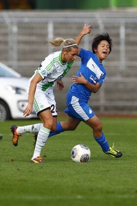13.10.2013, VfL Stadion am Elsterweg, Wolfsburg, Frauenfussball Ligaspiel, 1. Liga, VfL Wolfsburg vs TSG 1899 Hoffenheim, im Bild Lena Gössling (28, VfL Wolfsburg, li.) im Zweikampf mit Mana Iwabuchi (13, TSG 1899 Hoffenheim) GER, 1. FBL, VfL Wolfsburg vs TSG 1899 Hoffenheim