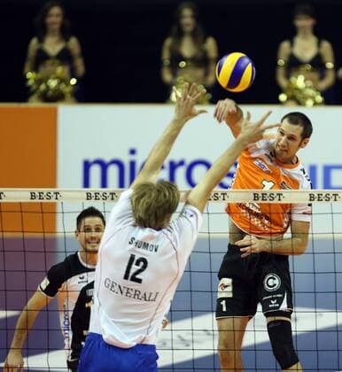 Scott Touzinsky (BR Volleys), hinten, Konstantin Shumov (Haching), vorne BR Volleys Berlin vs Generali Haching Deutsche Volleyball Liga, 2013 2014, Herren, Männer, Volleyball, Deutschland, Germany, Max-Schmeling-Halle Berlin, 15.10.2013