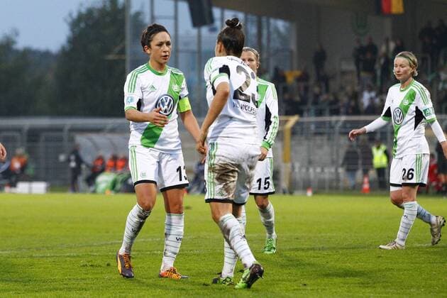 16.10.2013, VfL Stadion am Elsterweg, Wolfsburg, Frauenfussball Champions-League, Sechzehntelfinale, Rückspiel, VfL Wolfsburg (GER) vs Pärnu JK (EST), im Bild Nadine Kessler (13, VfL Wolfsburg, li.) jubelt zusammen mit Jovana Damnjanovic (23, VfL Wolfsburg) nach dem 5:0 für Wolfsburg GER, CL, VfL Wolfsburg (GER) vs Pärnu JK (EST)