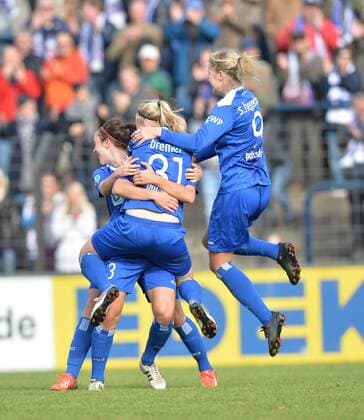Fussball, Frauen, Bundesliga, Saison 2013 2014, 1. FFC Turbine Potsdam - VfL Wolfsburg (6. Spieltag), v. l Lisa Evans (Potsdam), Pauline Bremer (Turbine Potsdam), Ada Hegerberg (Turbine Potsdam), Jubel nach Tor zum 1:0, 19.10. 2013,