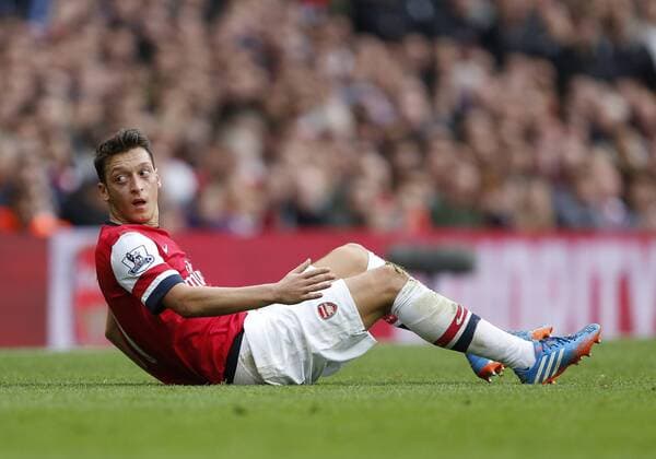 Arsenal s Mesut Ozil in action Arsenal FC London v Norwich City - Barclays Premier League - Emirates Stadium - London - England -19 10 2013 - EDITORIAL USE ONLY. No use with unauthorised audio, video, data, fixture lists, club league logos or live services. Online in-match use limited to 120 images, no video emulation. No use in betting, games or single club league player publications.