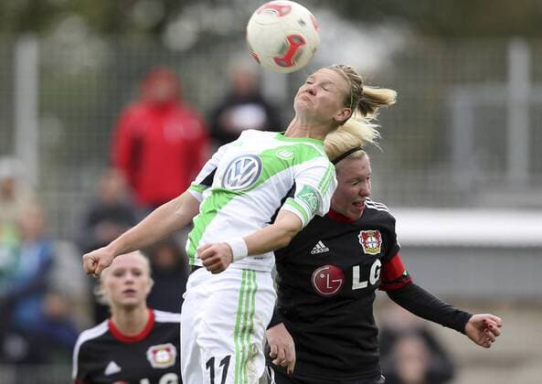 Fussball, 1. Frauen-Bundesliga, Bayer 04 Leverkusen vs. VfL Wolfsburg, Alexandra Popp (VfL Wolfsburg), Marith Priessen (Bayer 04 Leverkusen), im Zweikampf, Duell, duel, tackle, Kopfball, header