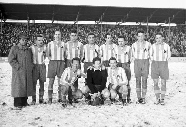 Oberliga Süd, Saison 1952 1953, Mannschaftsfoto TSV TSV München 1860, Dez. 1952, oben vl: Trainer Fred Harthaus, Zausinger, Ernst Wechselberger, Knauer, Sommer, Scherer, Mondschein, Baumgartner, Hornauer, unten vl: Pledl, Strauß, Weskamp.