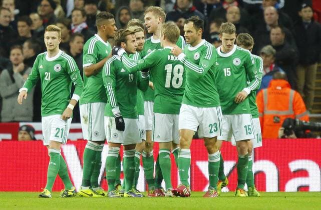 Per MERTESACKER, Nr. 17 DFB Torjubel, Jubel nach dem Tor zum 0-1 Jubel, Freude, Emotionen, Feiern, Lachen, jubelt, freuen, reisst die Arme hoch, ballt die Faust ENGLAND - DEUTSCHLAND Deutsche Fussball Nationalmannschaft DFB, am 19.11.2013 in London, GBR Freundschaftsspiel