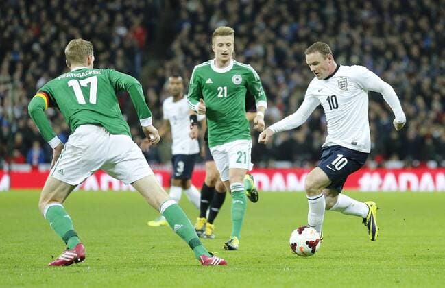 Wayne ROONEY, England 10 Zweikampf , Aktion um den Ball gegen Marco REUS, DFB 21 Per MERTESACKER, Nr. 17 DFB ENGLAND - DEUTSCHLAND Deutsche Fussball Nationalmannschaft DFB, am 19.11.2013 in London, GBR Freundschaftsspiel