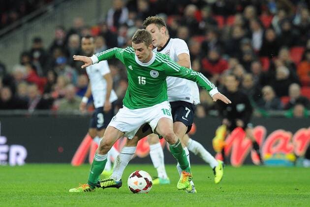 Fußball Länderspiel England - Deutschland am 19.11.2013 im Wembley-Stadion in London Lars Bender ( Deutschland ), vorne - Adam Lallana ( England ), hinten