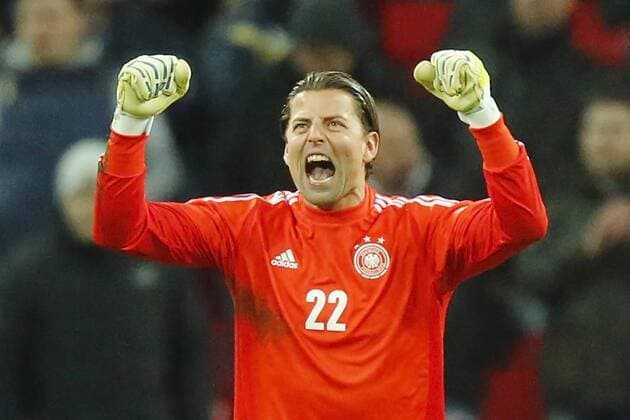 Roman WEIDENFELLER, TW DFB 22 Jubel, Freude, Emotionen, Feiern, Lachen, jubelt, freuen, reisst die Arme hoch, ballt die Faust ENGLAND - DEUTSCHLAND Deutsche Fussball Nationalmannschaft DFB, am 19.11.2013 in London, GBR Freundschaftsspiel