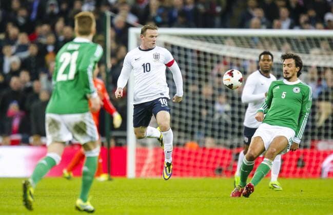 Wayne ROONEY, England 10 Zweikampf , Aktion um den Ball gegen Mats HUMMELS, DFB 5 ENGLAND - DEUTSCHLAND 0-1 Deutsche Fussball Nationalmannschaft DFB, am 19.11.2013 in London, GBR Freundschaftsspiel