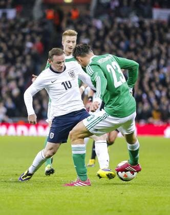 Wayne ROONEY, England 10 Zweikampf , Aktion um den Ball gegen Marco REUS, DFB 21 Heiko WESTERMANN, DFB 23 Aktion, Zweikampf, Spielszene, Tackling, Ball ENGLAND - DEUTSCHLAND 0-1 Deutsche Fussball Nationalmannschaft DFB, am 19.11.2013 in London, GBR Freundschaftsspiel
