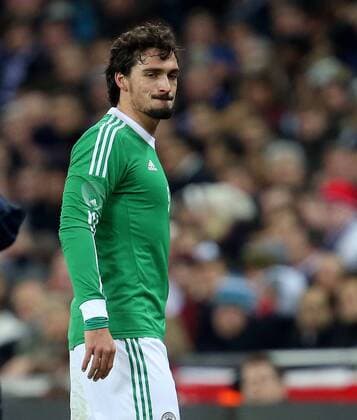 V.li. Mats Hummels (GER) wird verletzt ausgewechselt. England-Deutschland . Fussball-Länderspiel 2013, Freundschaftsspiel . London, GBR, 15.11.2013 ,