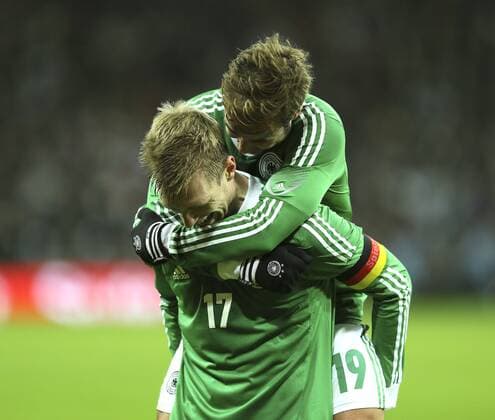 Foto : Torjubel Per Mertesacker , (GER) ...trifft zum 0-1 , er wird umarmt von Mario Götze Di. 19.11.2013 Fussball Länderspiel in London, Freundschaftsspiel: England - Deutschland