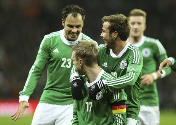 Foto : Torjubel Per Mertesacker , (GER) ...trifft zum 0-1 , er wird umarmt von Mario Götze und Heiko Westermann , links Di. 19.11.2013 Fussball Länderspiel in London, Freundschaftsspiel: England - Deutschland