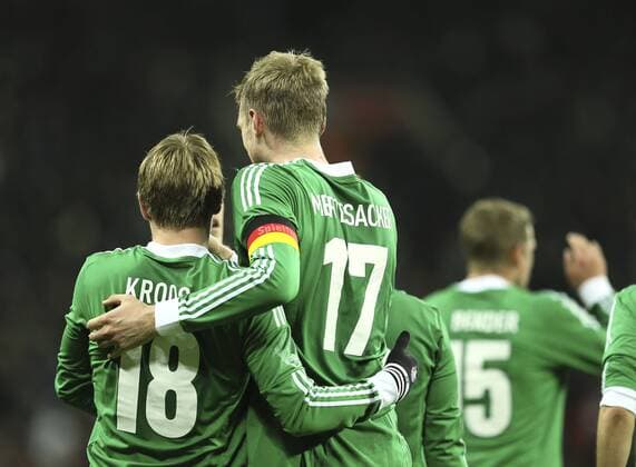 Foto : Torjubel Per Mertesacker , (GER) ...trifft zum 0-1, umarmt hier Toni Kroos, links Di. 19.11.2013 Fussball Länderspiel in London, Freundschaftsspiel: England - Deutschland