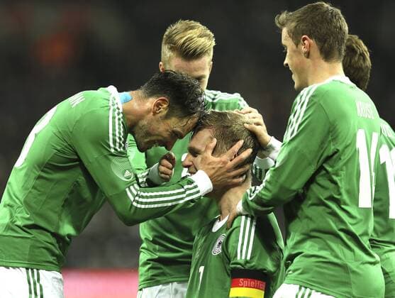 Foto : Torjubel Per Mertesacker , (GER) ...trifft zum 0-1 , wird umarmt von Heiko Westermann und Max Kruse Di. 19.11.2013 Fussball Länderspiel in London, Freundschaftsspiel: England - Deutschland