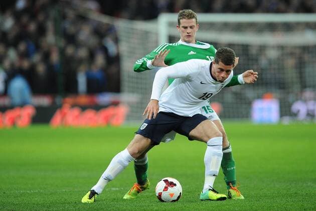 Fußball Länderspiel England - Deutschland am 19.11.2013 im Wembley-Stadion in London Ross Barkley ( England ), vorne - Lars Bender ( Deutschland ), hinten