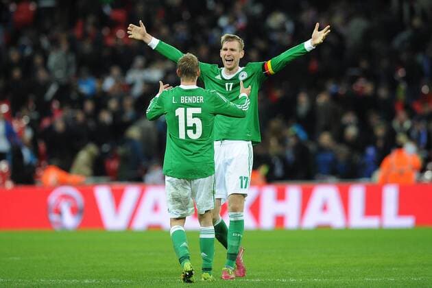 Fußball Länderspiel England - Deutschland am 19.11.2013 im Wembley-Stadion in London Lars Bender ( Deutschland ), vorne - Per Mertesacker ( Deutschland ), hinten