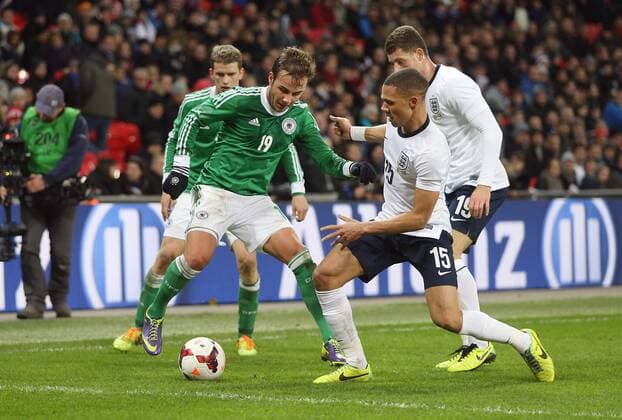 London , Fußball Länderspiel England vs. Deutschland von links: Mario Götze ( GER ) Kieran Gibbs ( ENG ) Ross Barkley ( ENG )