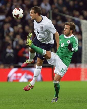 London , Fußball Länderspiel England vs. Deutschland von links: Phil Jagielka ( ENG ) Mario Götze ( GER )