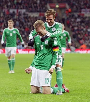 19.11.2013, xovx, Fussball Freundschaftsspiel England - Deutschland, v.l. Jubel bei Per Mertesacker (Deutschland) und Mario Goetze (Deutschland) nach dem Tor zum 0:1 gegen England, Aktion.