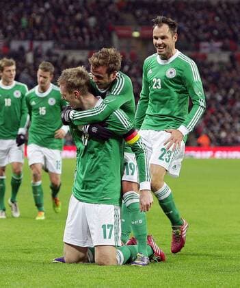 19.11.2013, xovx, Fussball Freundschaftsspiel England - Deutschland, v.l. Jubel bei Per Mertesacker (Deutschland) , Mario Goetze (Deutschland) und Heiko Westermann (Deutschland) nach dem Tor zum 0:1 gegen England, Aktion.