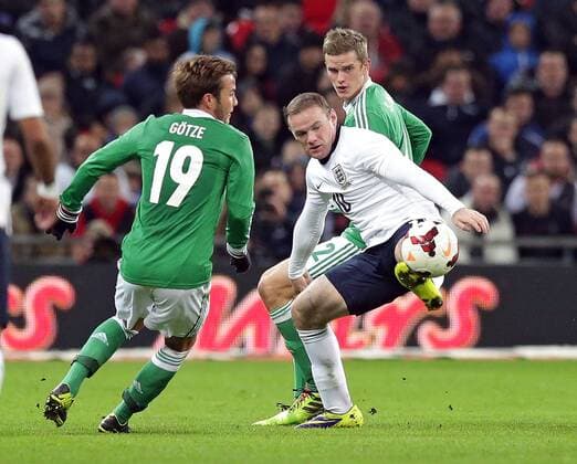 19.11.2013, xovx, Fussball Freundschaftsspiel England - Deutschland, v.l. Mario Goetze (Deutschland), Wayne Rooney (England), Sven Bender (Deutschland), Aktion.