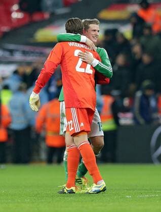 19.11.2013, xovx, Fussball Freundschaftsspiel England - Deutschland, v.l. Jubel bei Roman Weidenfeller (Deutschland) und Sven Bender (Deutschland) nach dem 1:0 Sieg in London, Freisteller.