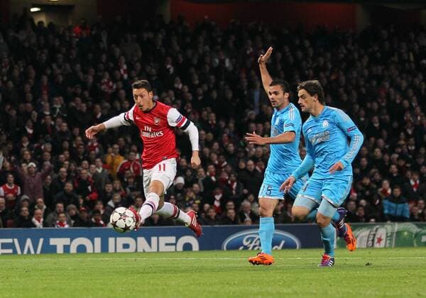 Arsenal s Mesut Ozil fires in a shot Arsenal v Marseille - Champions League - Emirates Stadium - London - 26 11 2013 - Pic David Klein Sportimage EDITORIAL USE ONLY. No use with unauthorised audio, video, data, fixture lists, club league logos or live services. Online in-match use limited to 120 images, no video emulation. No use in betting, games or single club league player publications.