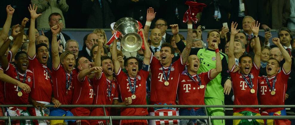 Fußball, FC Bayern München, Champions League Sieger 2013 Borussia Dortmund vs. FC Bayern München --- Fussball --- Champions League --- 25.05.2013 FC Bayern, von links: David Alaba, Claudio Pizarro, Anatoliy Tymoshchuk, Franck Ribery, Thomas Müller, Mueller, Philipp Lahm, Mario Mandzukic, Arjen Robben, Manuel Neuer, Rafinha, Xherdan Shaqiri, Champions-League-Sieger, Team, Mannschaft, Trophäe, Jubel, Freude, Glück, Pokal