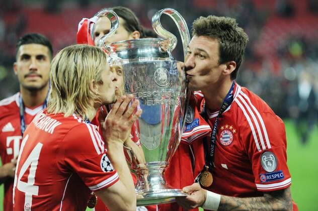 Fußball, FC Bayern München, Champions League Sieger 2013 Borussia Dortmund vs. FC Bayern München --- Fussball --- Champions League --- 25.05.2013 FC Bayern, Anatoliy Tymoshchuk, links, und Mario Mandzukic küssen den Pokal, Trophäe, Champions-League-Sieger, Jubel, Freude, Glück