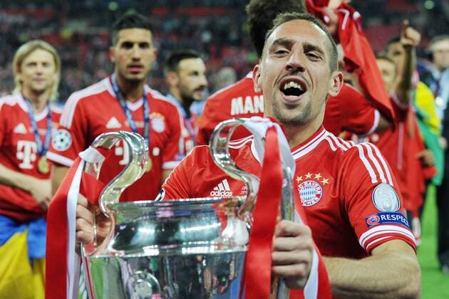 Fußball, FC Bayern München, Champions League Sieger 2013 Borussia Dortmund vs. FC Bayern München --- Fussball --- Champions League --- 25.05.2013 Franck Ribery (FC Bayern), mit dem Pokal, Jubel, Freude, Glück, Trophäe, Henkelpott, Mimik, Gestik