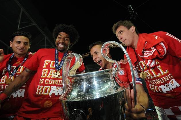 Fußball, FC Bayern München, Champions League Sieger 2013 Borussia Dortmund vs. FC Bayern München --- Fussball --- Champions League --- 25.05.2013 FC Bayern, von links: Claudio Pizarro, Dante, Rafinha, Mario Mandzukic, mit dem Pokal, Trophäe, Champions-League-Sieger, Jubel, Freude, Glück, halbe Figur