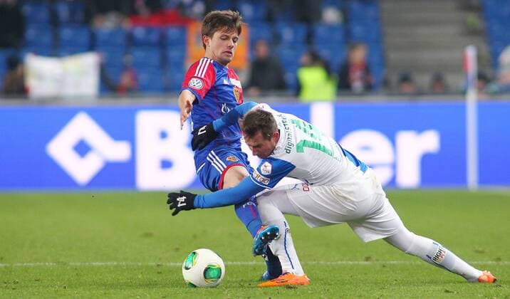 07.12.2013 St Jakob Park Basel ,SCHWEIZ, Saison 2013 2014 Herren Fussball Super League FC Basel - Grasshopper Club Zürich Valentin Stocker (li,FC Basel) gegen Izet Hajrovic (Grasshopper) ; Zweikampf , Aktion