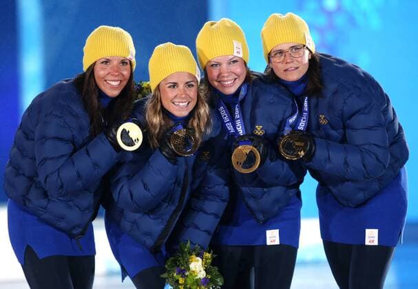 OLYMPIA - Olympische Spiele 2014 SOTSCHI,RUSSLAND,16.FEB.14 - DIVERS, OLYMPIA, SKI NORDISCH, LANGLAUF - Olympische Winterspiele Sotschi 2014, 4x5km Staffel der Damen, Siegerehrung, Medaillenvergabe am Medal Plaza. Bild zeigt Ida Ingemarsdotter, Emma Wiken, Anna Haag und Charlotte Kalla (SWE). Keywords: Medaille.