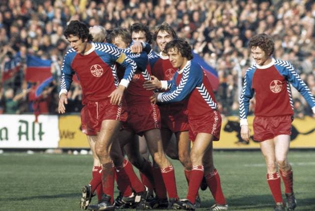 Jubelnde Uerdinger nach dem 1:0, v.l.n.r. Paul Hahn, Lothar Prehn, Lorenz-Günther Köstner, Georg Kottan, Edmund Stieber, Hans-Jürgen Wloka, Ludwig Lurz, Fussball, Bundesliga, 1975 1976, FC Bayer 05 Uerdingen gegen FC Schalke 04 3:2 Fussball, Bundesliga, 1975 1976, Grotenburg-Stadion, FC Bayer 05 Uerdingen gegen FC Schalke 04 3:2, Uerdinger Torjubel nach dem 1:0 von Lorenz-Günter Köstner, v.l.n.r. Paul Hahn, Lothar Prehn (verdeckt), der Torschütze (verdeckt), Georg Kottan (verdeckt), Edmund Stieber, Hans-Jürgen Wloka, Ludwig Lurz, football, Bundesliga, 1975 1976, Grotenburg Stadium, FC Bayer 05 Uerdingen versus FC Schalke 04 3:2, Uerdingen players rejoicing at the 1:0 by Lorenz-Günter Köstner, f.l.t.r. Paul Hahn, Lothar Prehn (covered), the goal scorer (covered), Georg Kottan (covered), Edmund Stieber, Hans-Jürgen Wloka, Ludwig Lurz